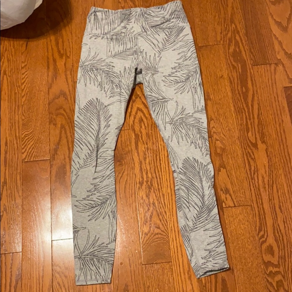 Gray patterned leggings